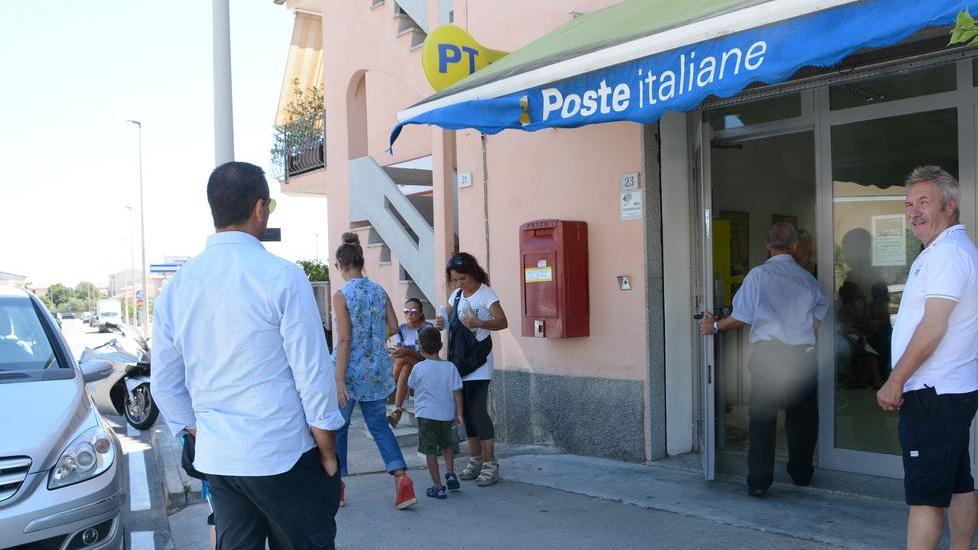 L’ufficio postale apre a giorni alterni, i clienti si infuriano