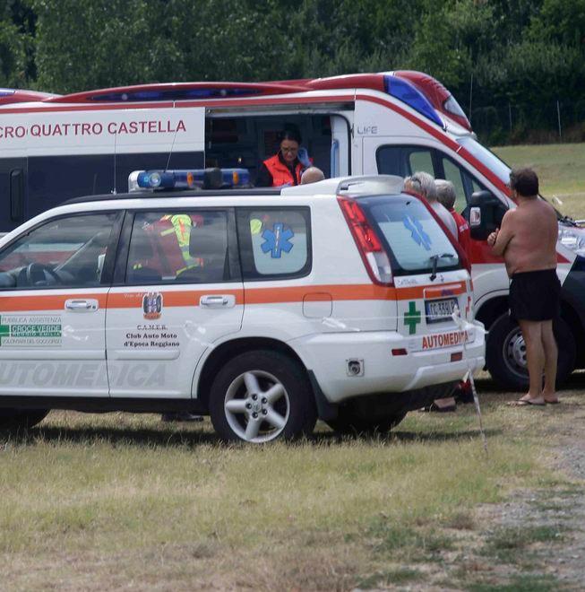 Paura in piscina, scivola e batte la testa 