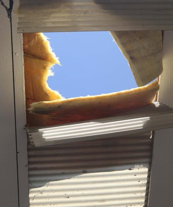 Cade dal tetto di un’azienda: è grave 