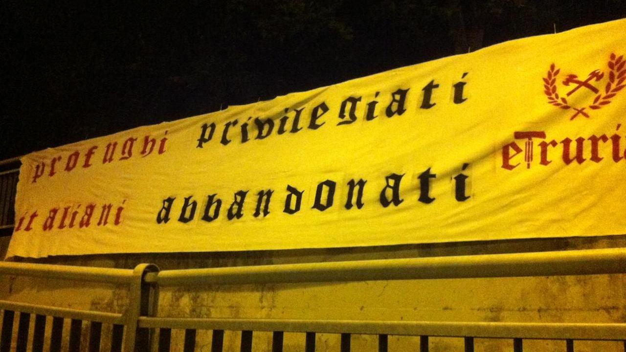 Lo striscione razzista alla Passerella