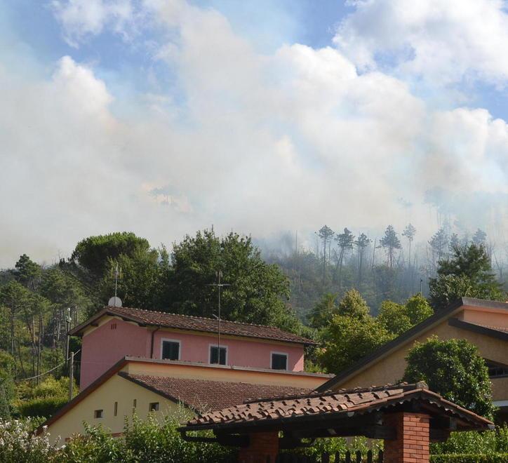 Caccia al piromane in sella al motorino 