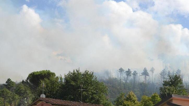 Caccia al piromane in sella al motorino