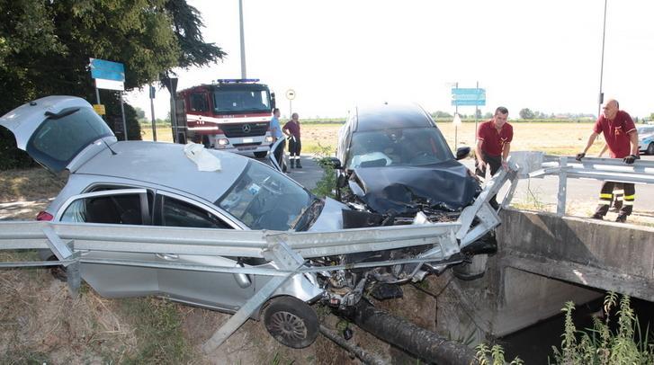 Spaventoso schianto all’incrocio a Castelfranco Emilia: ferita un’intera famiglia, grave un 82enne 