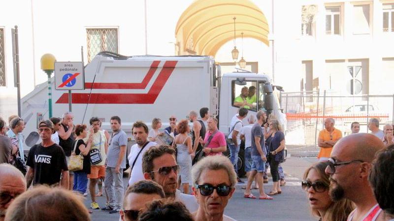 La protesta davanti al Comune