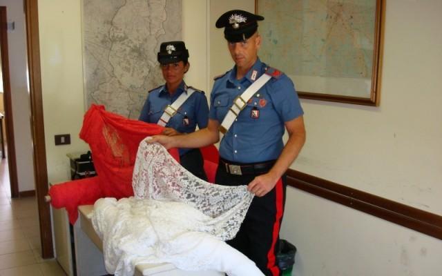 I tessuti rubati dai due omadi in una confezione