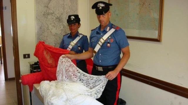 I tessuti rubati dai due omadi in una confezione