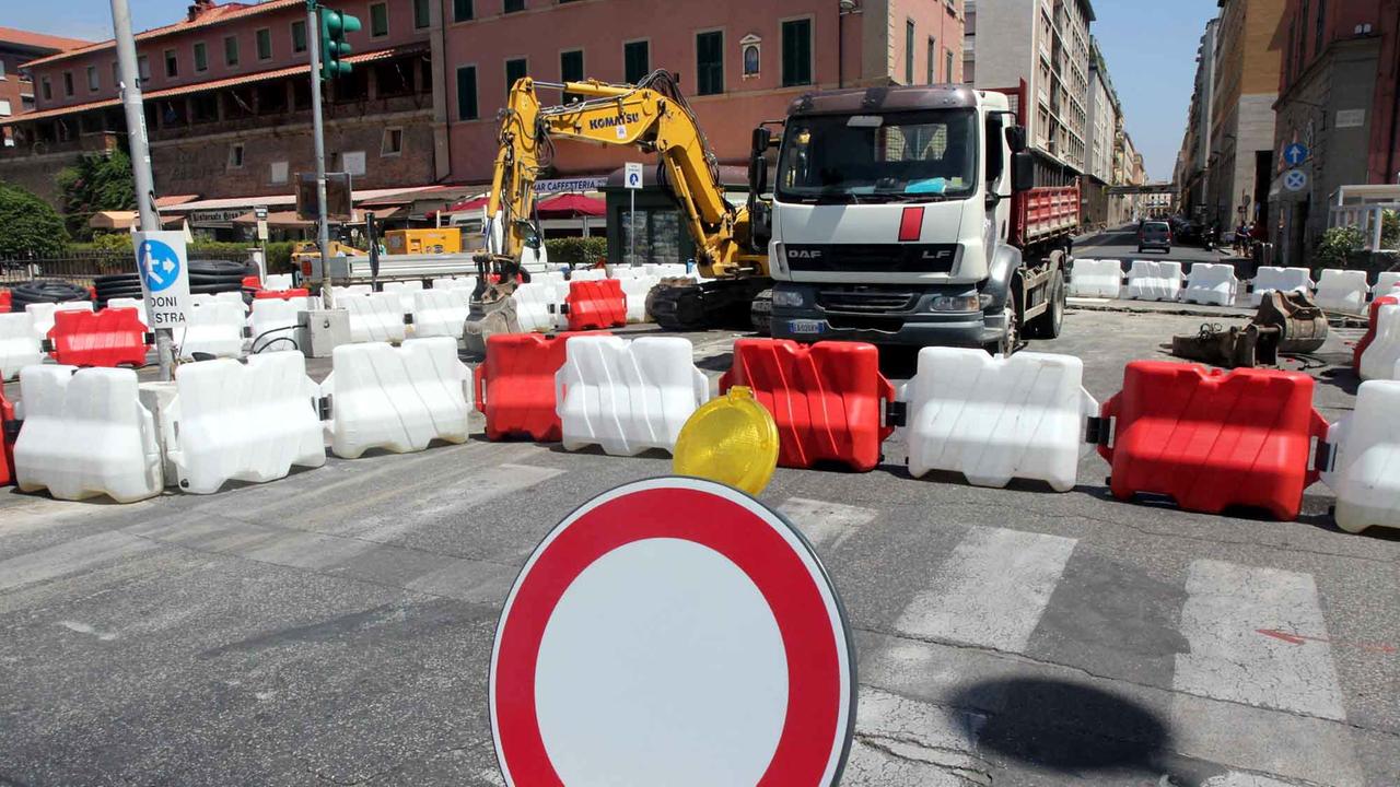 I lavori all'ingresso di via Grande