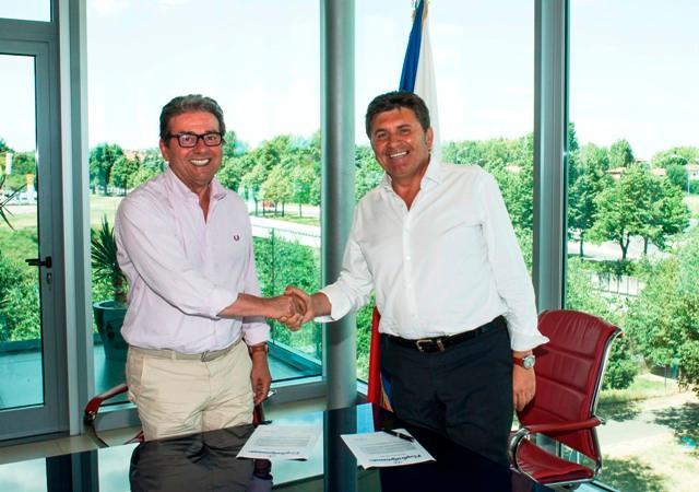 La stretta di mano che sigla il protocollo d'intesa