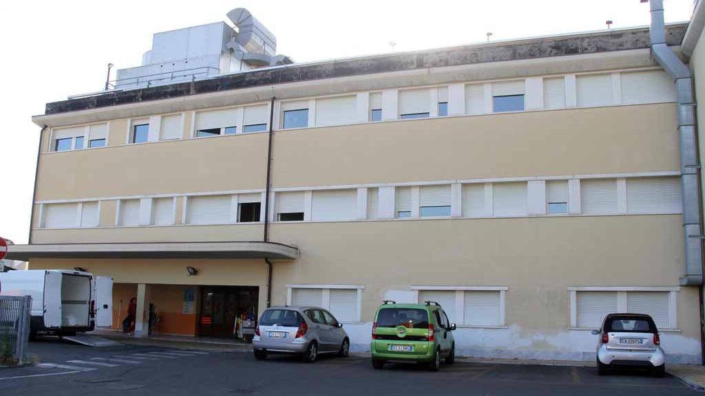 Uno degli ingressi del reparto materno-infantile di Massa