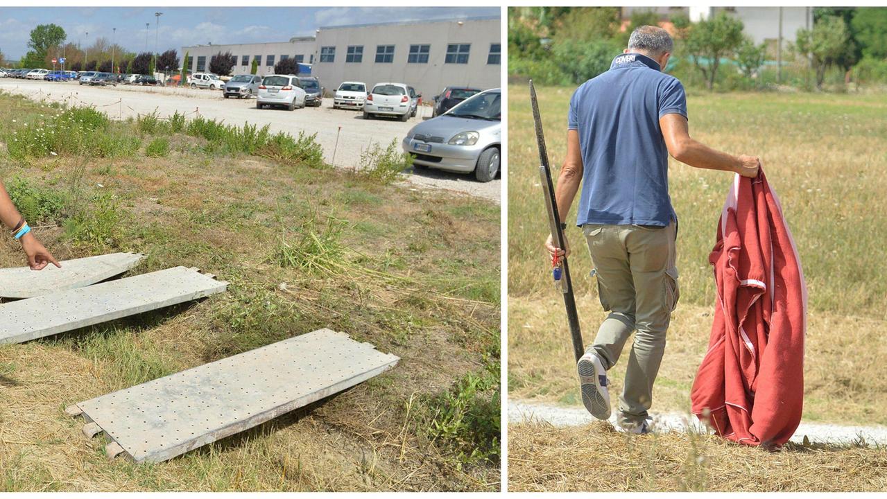 Le lastre piazzate dai ladri per superare il fossato e i ferri ritrovati dalla polizia