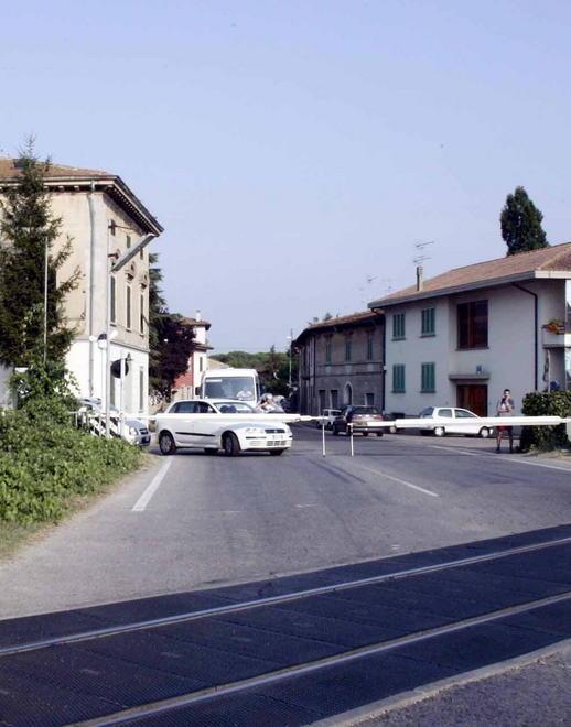 Abbatte le barriere del passaggio a livello