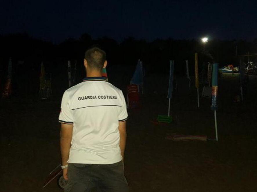 Blitz notturno sulle spiagge sequestrati 277 ombrelloni 