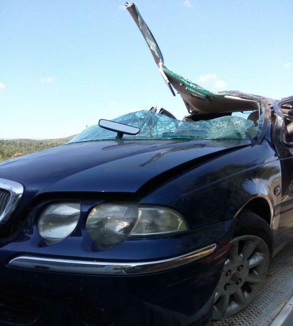 Finisce fuori strada e si ribalta con la sua auto