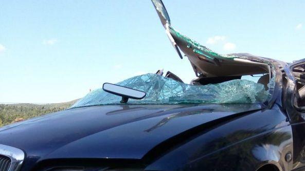 Finisce fuori strada e si ribalta con la sua auto