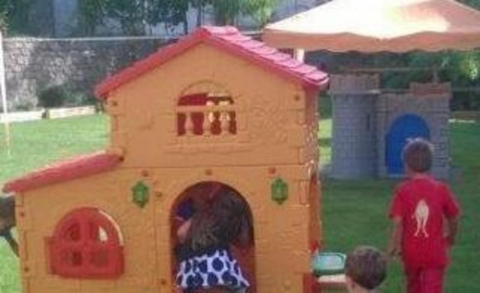 Un giardino con nuovi giochi per i bimbi