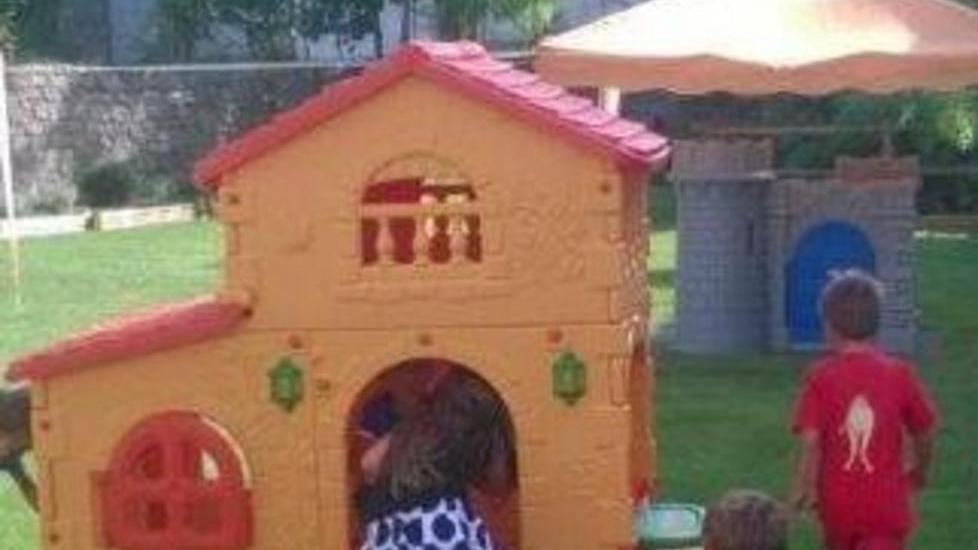 Un giardino con nuovi giochi per i bimbi