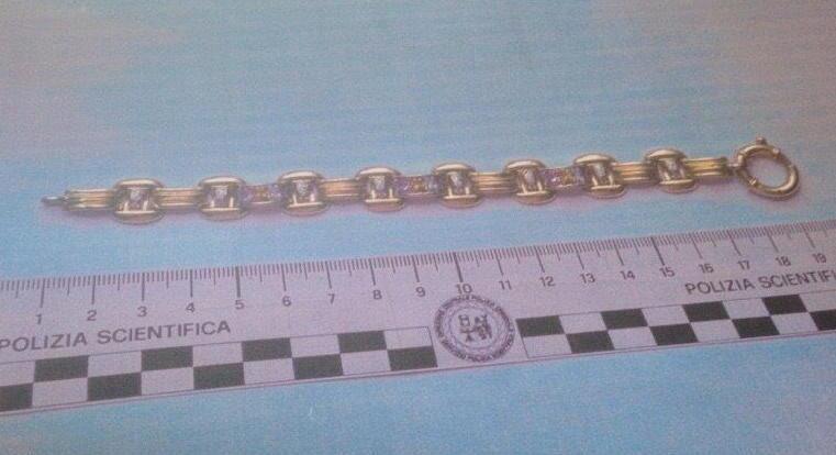 Rubano un bracciale d’oro da una Porsche in sosta 