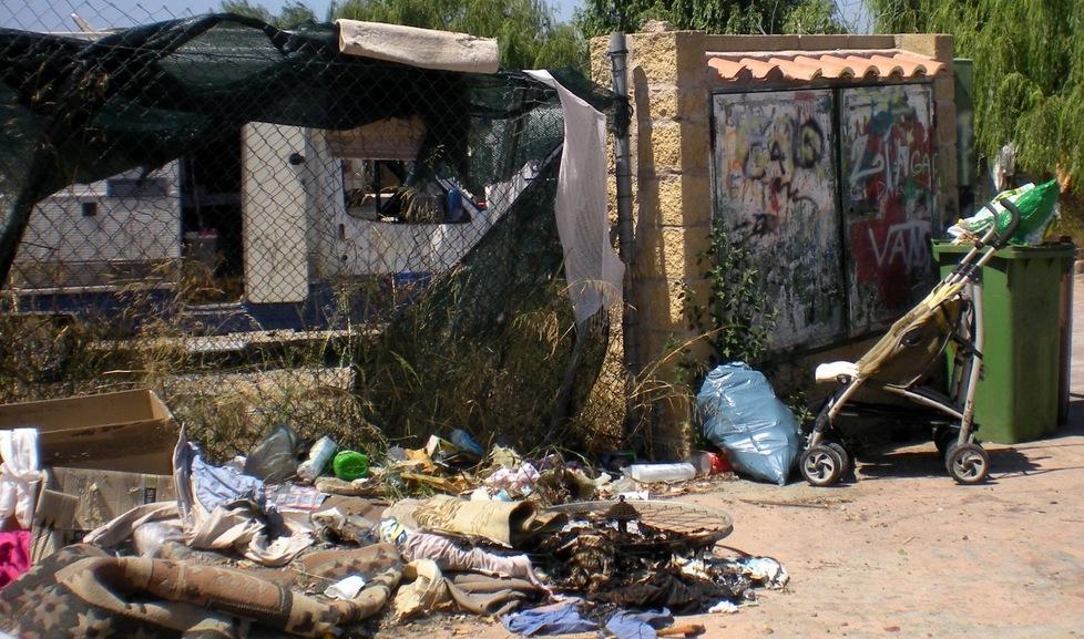 Campo sosta, rifiuti e residenze abusive 