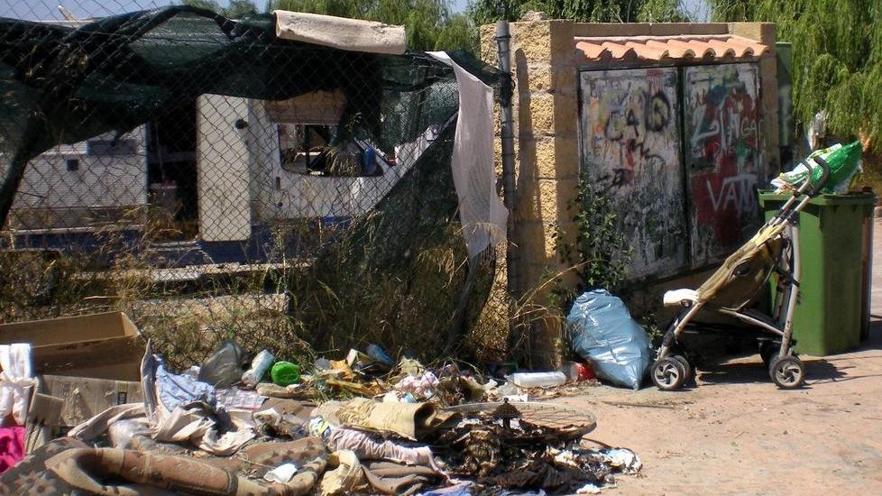 Campo sosta, rifiuti e residenze abusive 