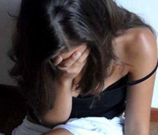 Botte alla figlia e minacce all’ex moglie: denunciato 