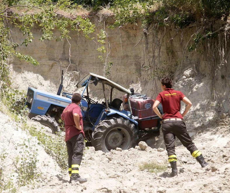 Si ribalta col trattore, agricoltore grave 