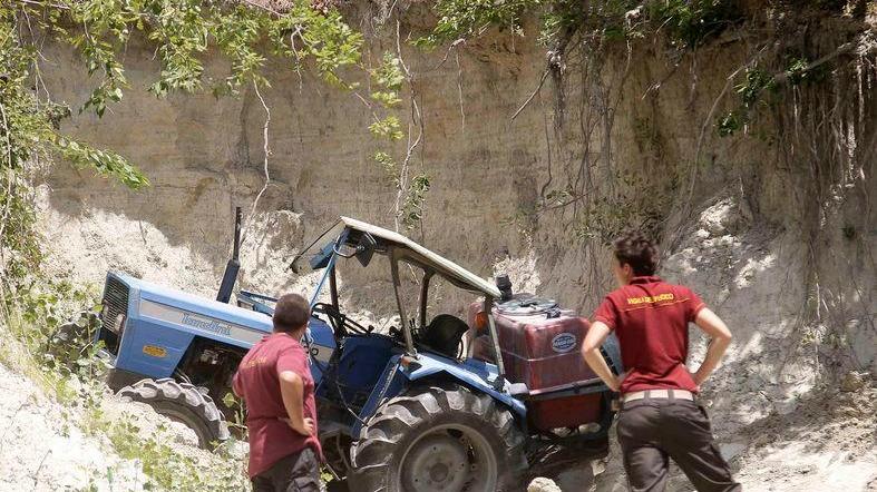 Si ribalta col trattore, agricoltore grave