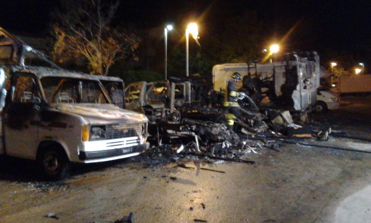 Tre esplosioni nella notte a Sassari, distrutti dalle fiamme quattro camper