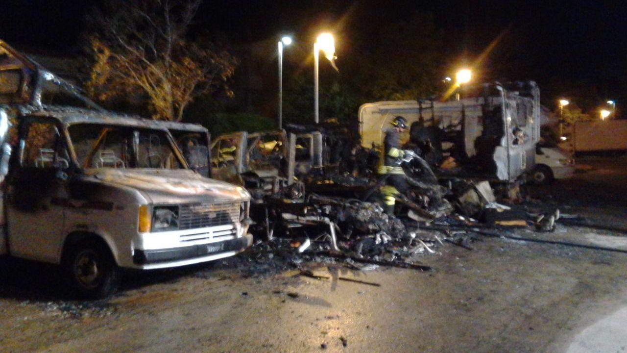 Tre esplosioni nella notte a Sassari, distrutti dalle fiamme quattro camper