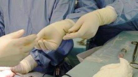 Sesso estremo col bisturi: «Il medico venga processato»