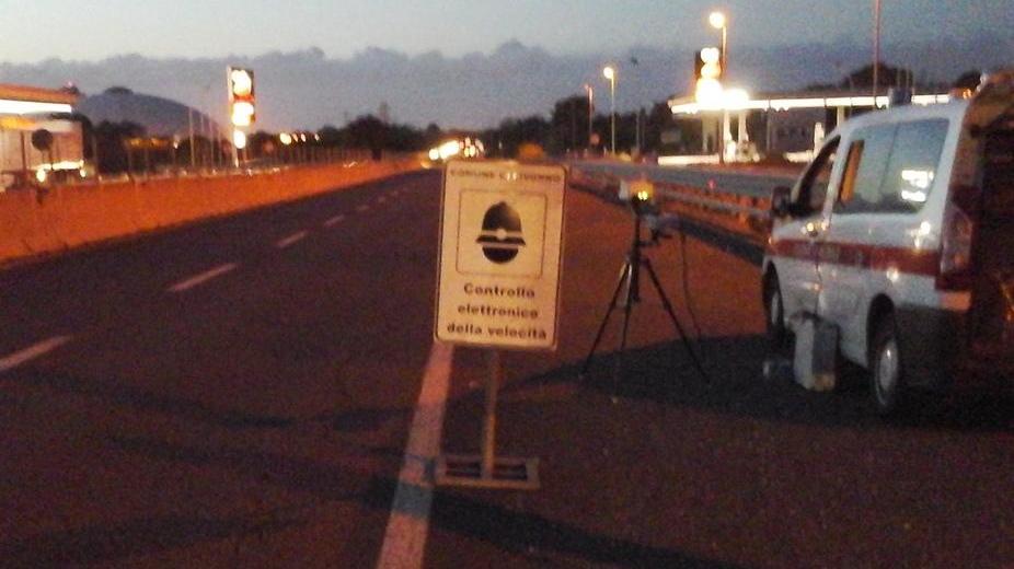 A 165 all’ora in scooter supera la polizia sulla Variante: preso