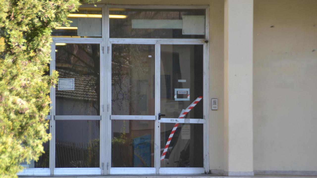 Il portone sfondato al liceo Vallisneri