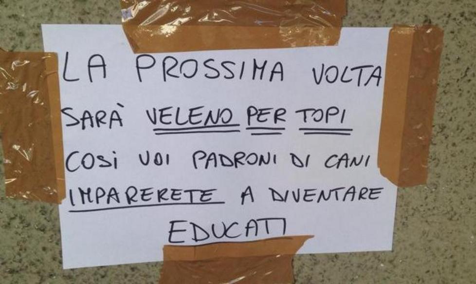 Cartello di minacce sul muro: «Veleno contro i vostri cani» 