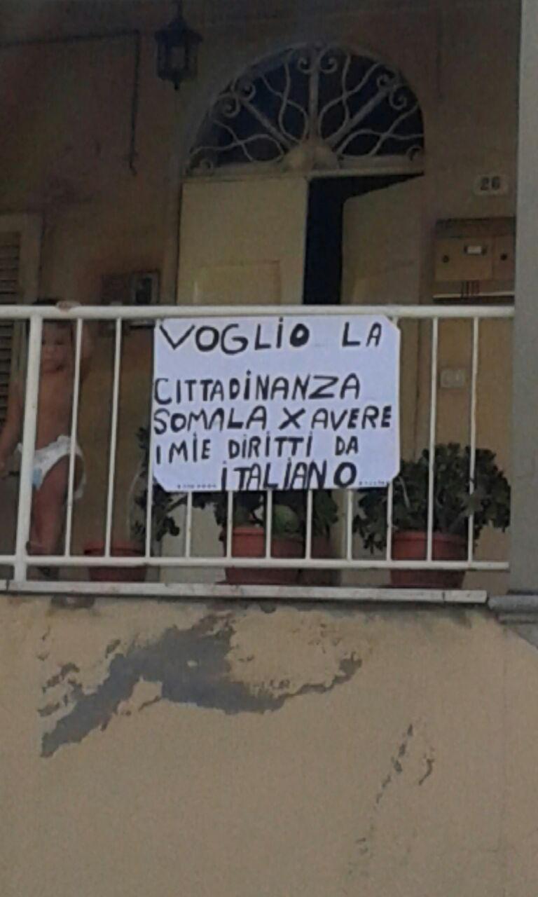 Il cartello affisso al terrazzo di casa del cassa integrato, che sta per essere sfrattato