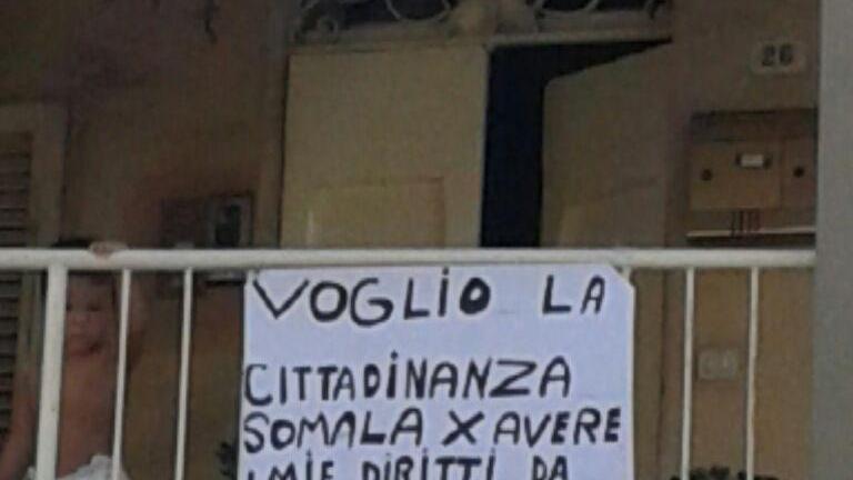 Il cartello affisso al terrazzo di casa del cassa integrato, che sta per essere sfrattato
