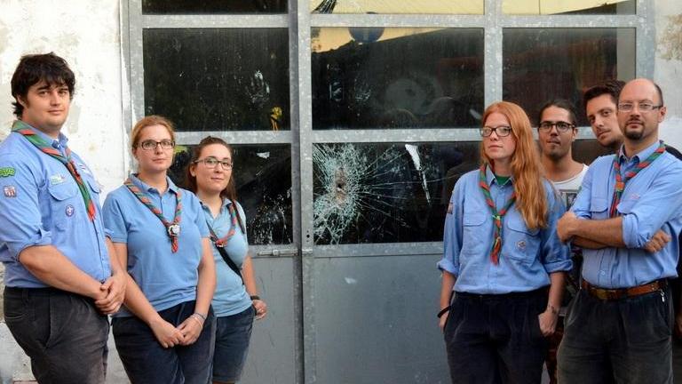 Sassate contro i vetri, nuovo raid vandalico alla sede scout
