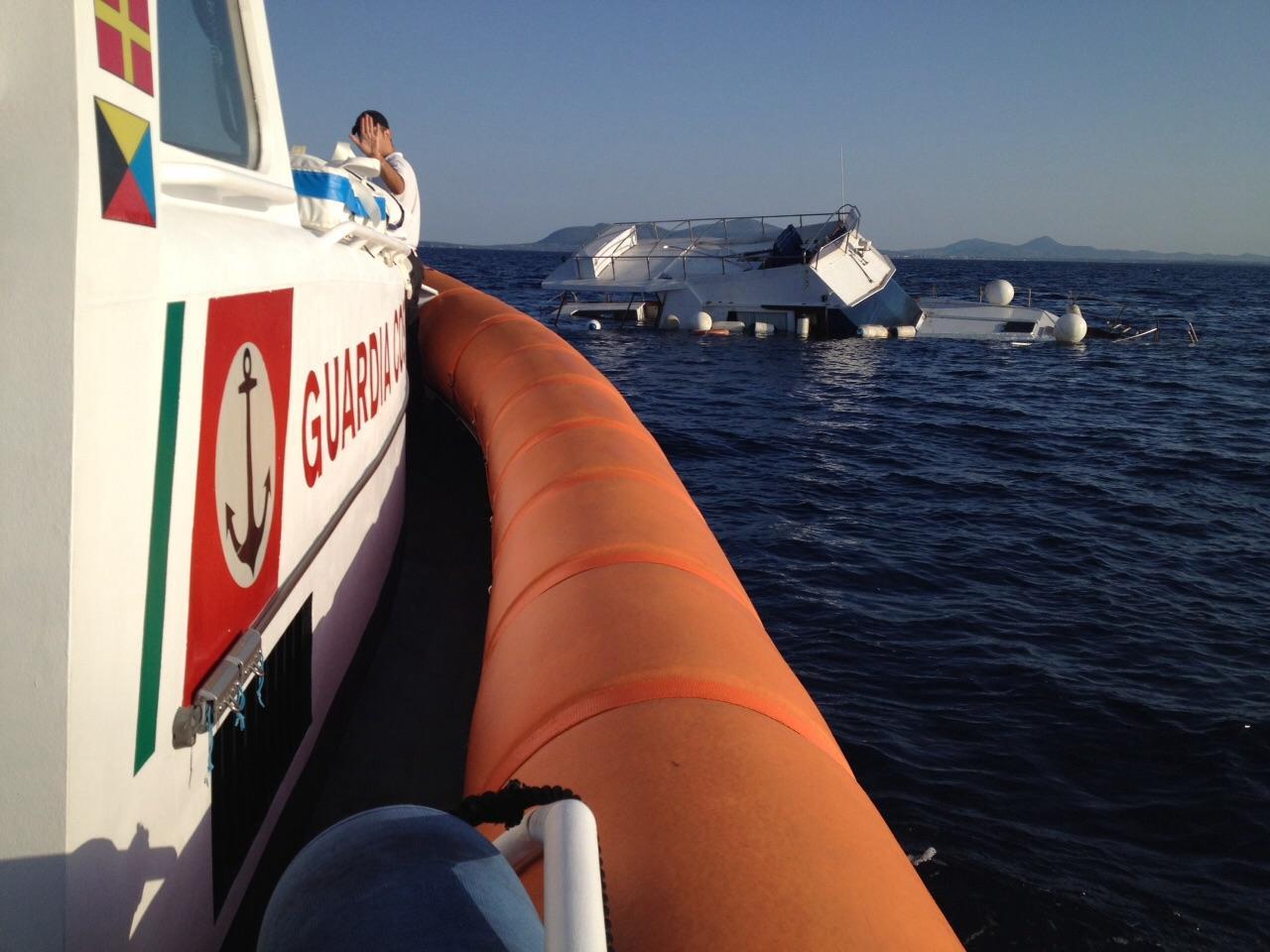 Alghero, barca rischia di affondare: rimorchiata in porto