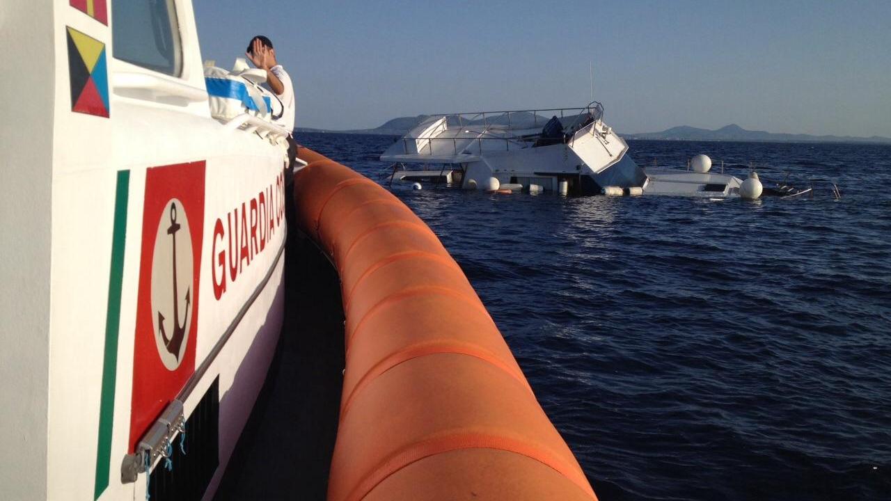 Alghero, barca rischia di affondare: rimorchiata in porto