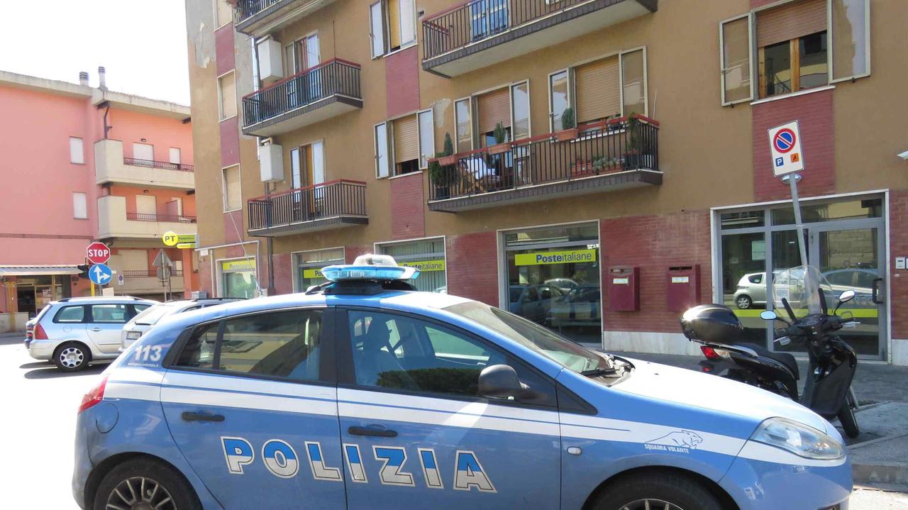 L'intervento della polizia dopo la rapina alle Poste di via Garigliano