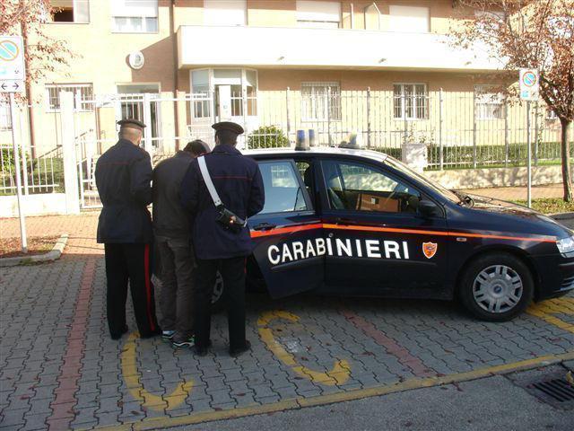 Scarcerato da due ore rapina una donna: di nuovo in manette