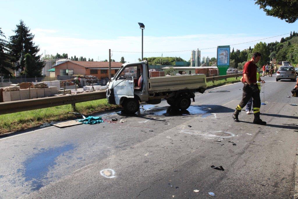 Il furgoncino coinvolto nell'incidente stradale
