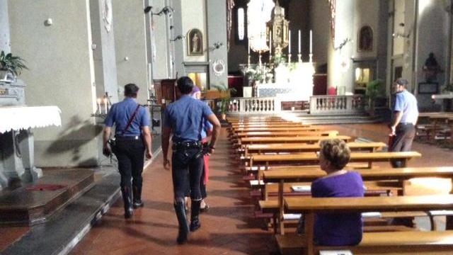 L'intervento dei carabinieri in chiesa (foto Batavia)
