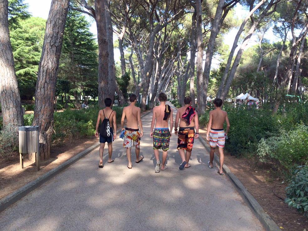 Ragazzi a torso nudo nella pineta di Castiglioncello