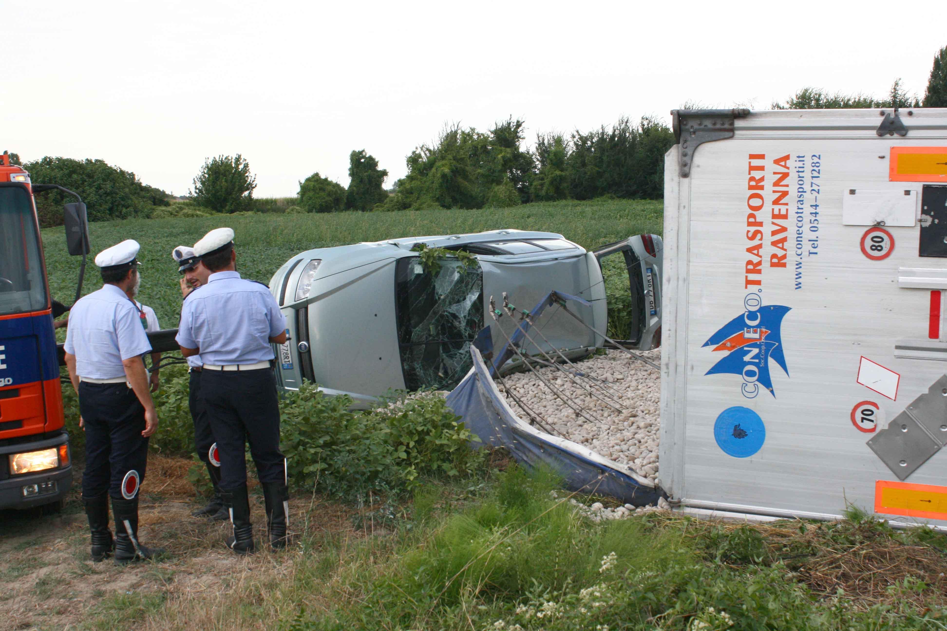 Gaibanella, camion sbanda e trascina un'auto nella scarpata 