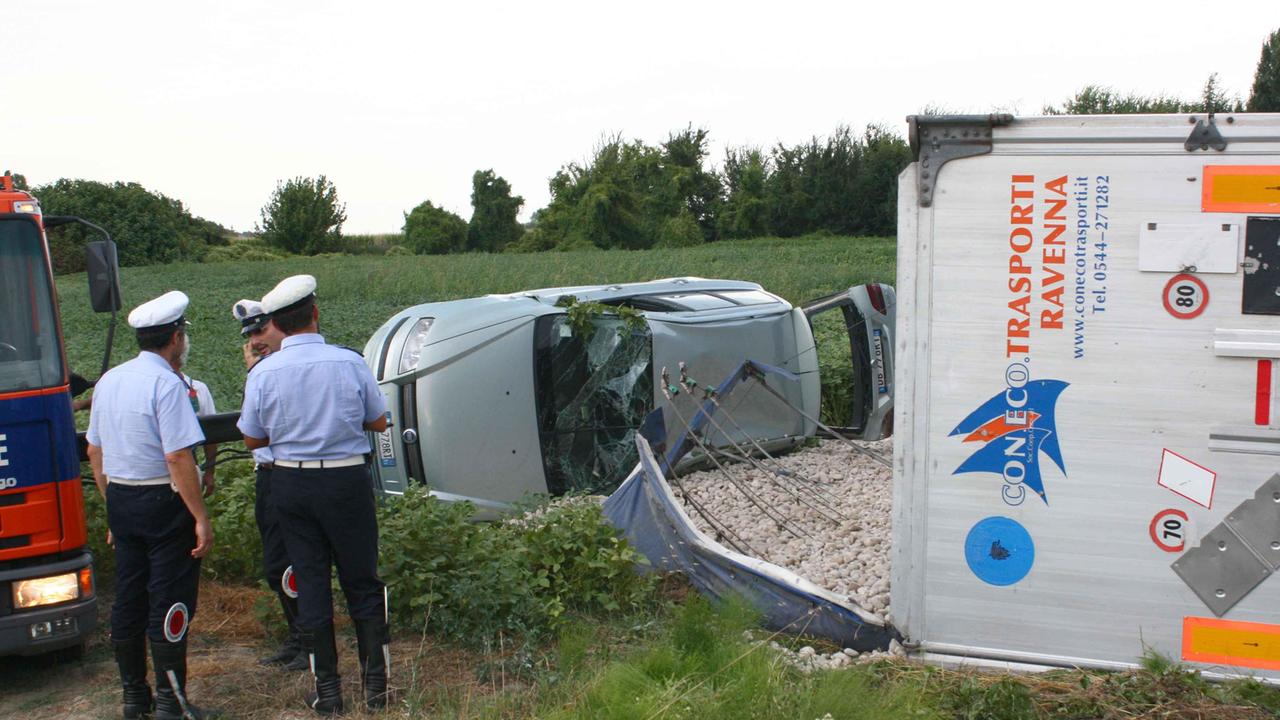 Gaibanella, camion sbanda e trascina un'auto nella scarpata