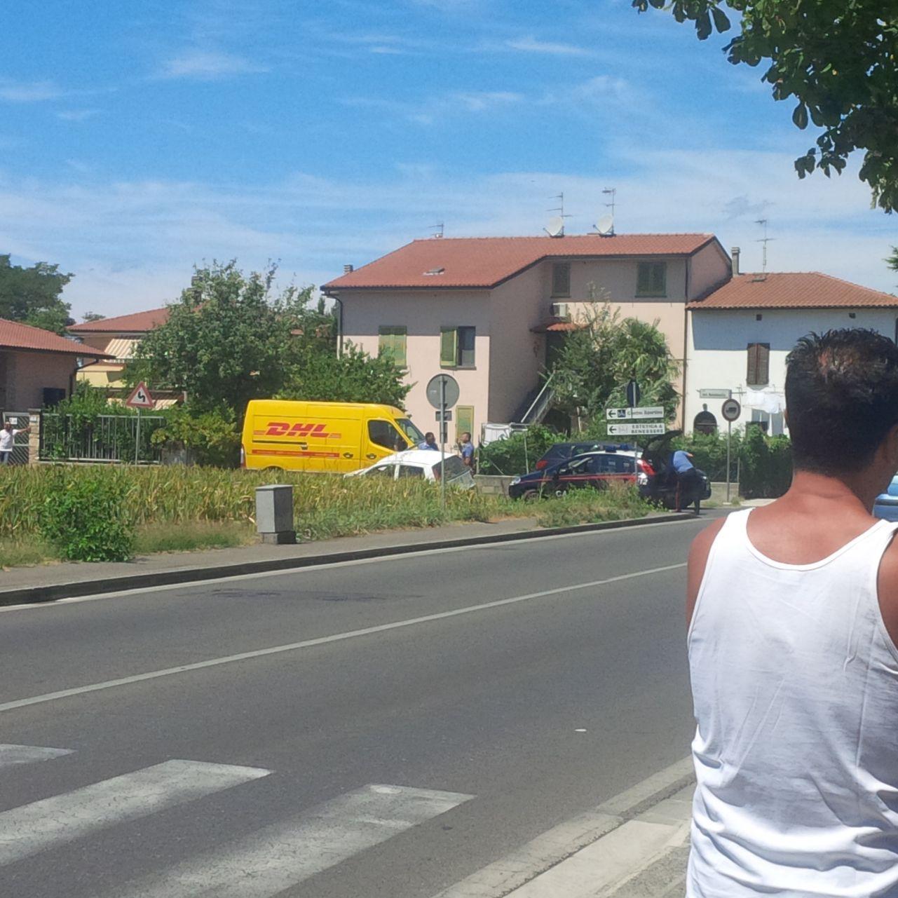 I carabinieri e l’auto fuori strada in via del Ronzinello