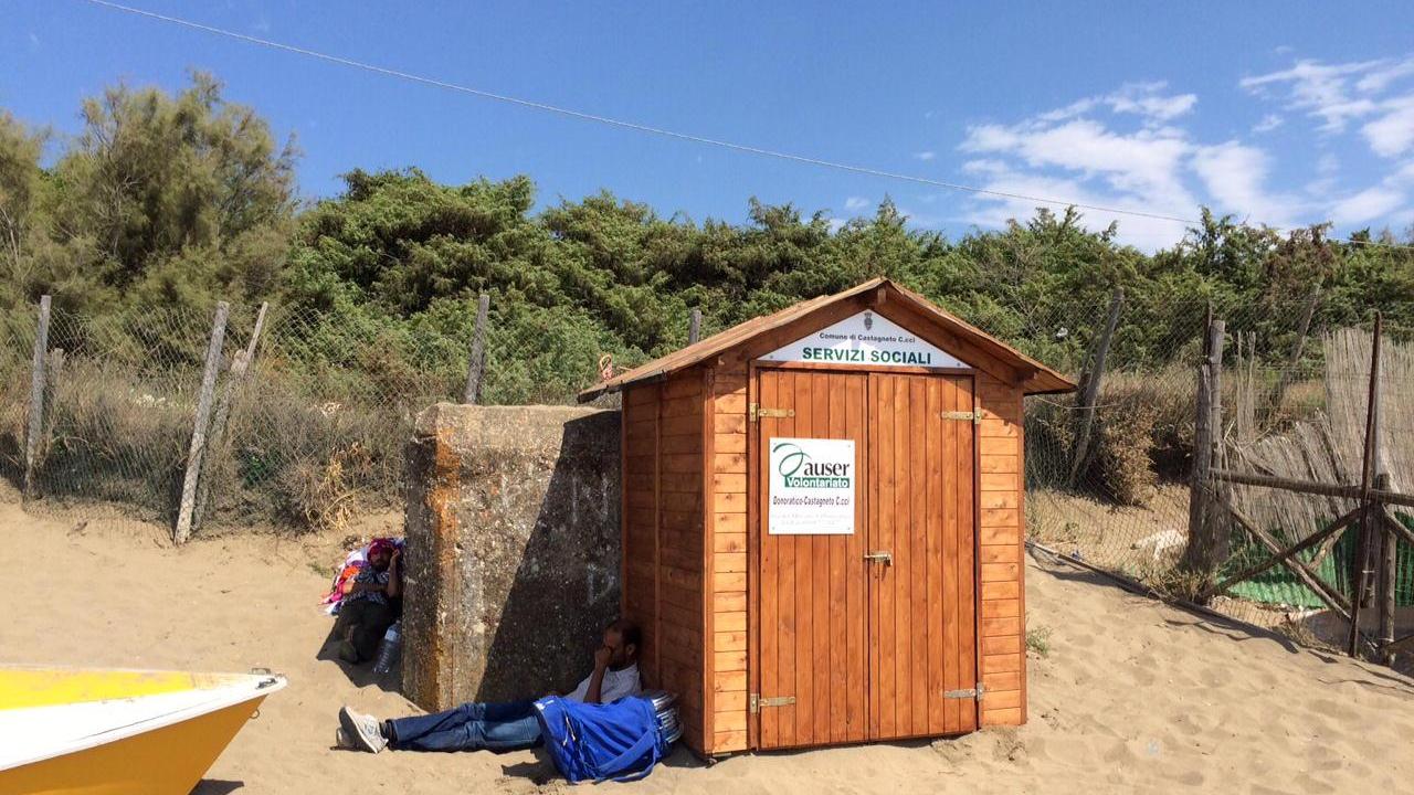 La casetta di legno in dotazione all’Auser a Marina di Castagneto