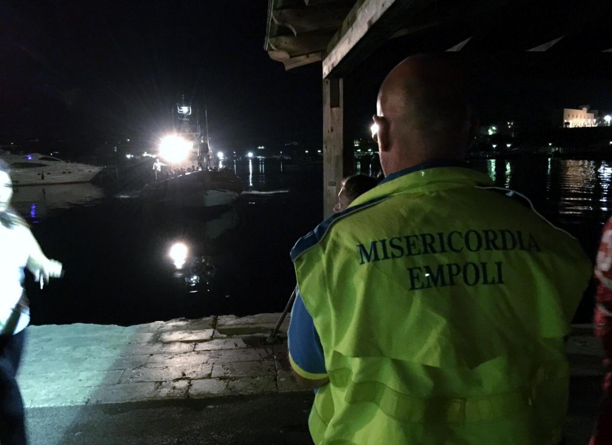 Il volontario empolese osserva l’arrivo di un barcone carico di migranti