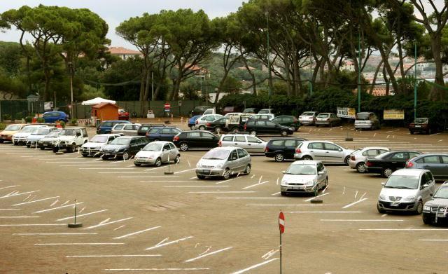 Il parcheggio al posto del campo di calcio ha creato dibattito in consiglio