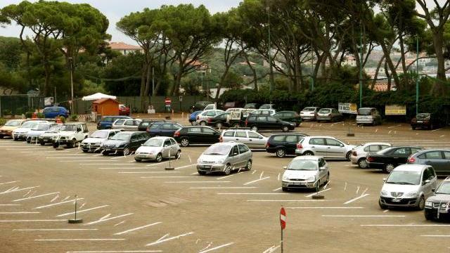 Il parcheggio al posto del campo di calcio ha creato dibattito in consiglio