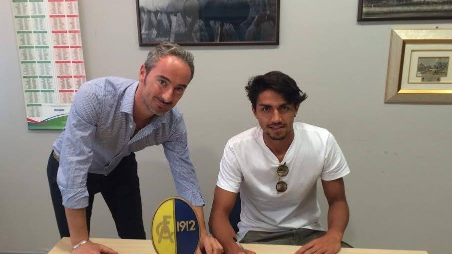 Andrea Doninelli mentre firma il contratto con il Modena rappresentato da Angelo Forcina